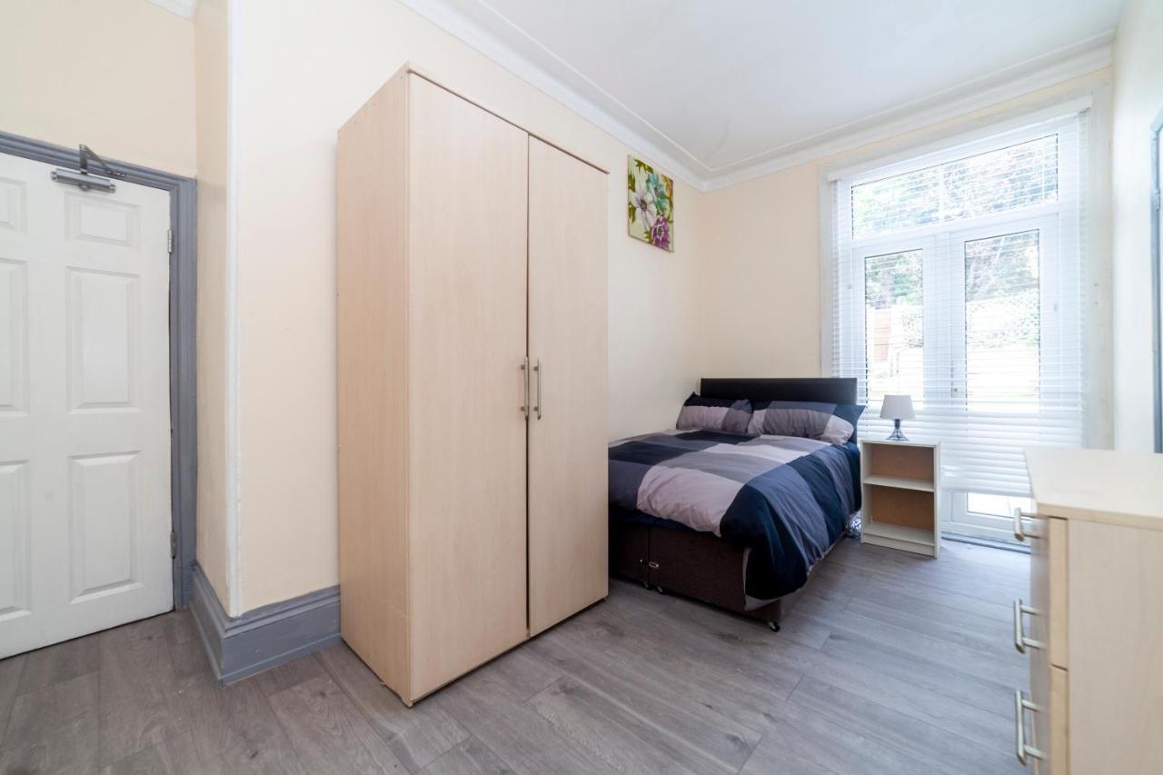Highlands Gardens Suites Илфорд Экстерьер фото